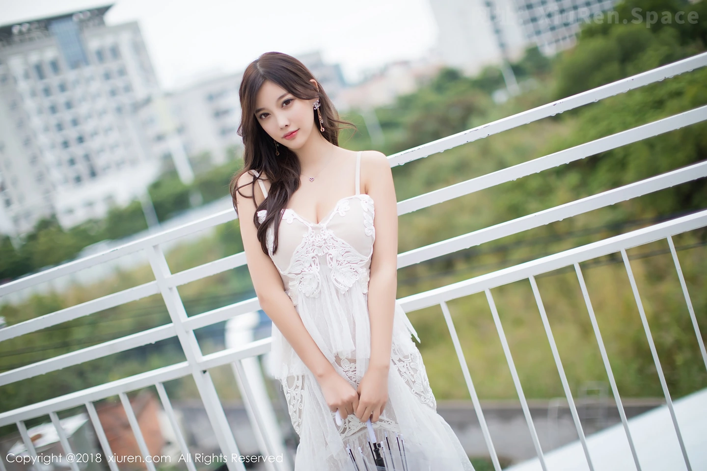 图片[2]-[XiuRen秀人网]VOL.1296 女神杨晨晨sugar元旦特辑纯白吊带新娘连身裙甜美写真68P-秀人网官方网站